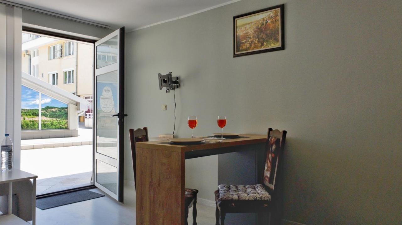 Cozy Studio Near The Park With Huge Verandah. Veliko Tŭrnovo Exterior foto